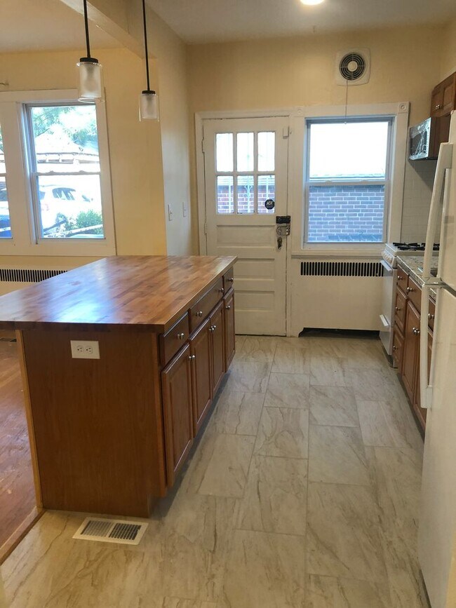 Building Photo - 3 Bdrm 2 full bathrooms recently renovated
