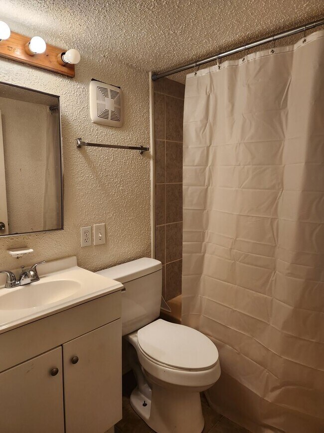 Building Photo - 1 br, 1 bath House - 1107 Edwards Court E ...