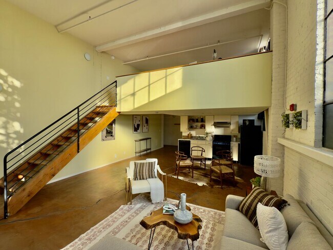 Building Photo - Lake Merrit’s Desirable East Lake Loft! Sp...