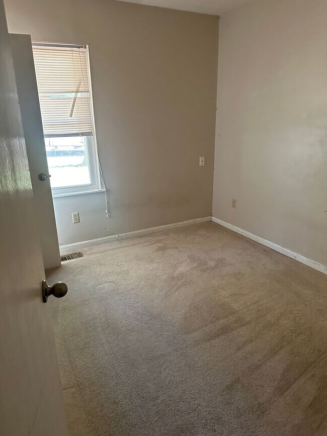 Building Photo - 4 bedroom 3 bath