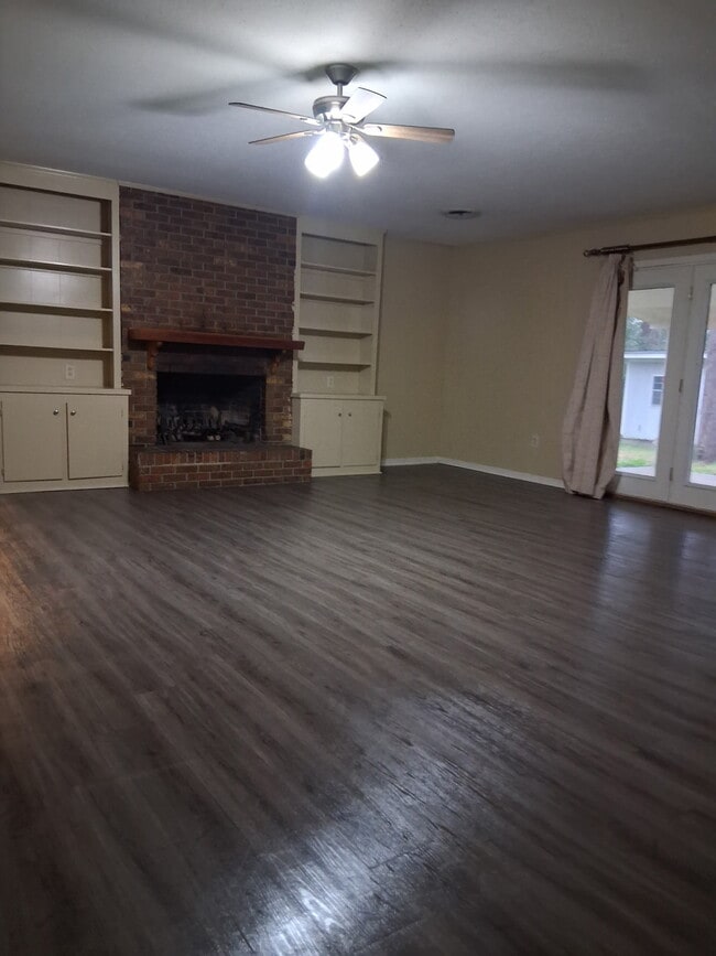 Building Photo - 2205 Charmwood Dr