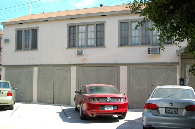 Apartamento n.o 5 sobre garajes - 2660 Magnolia Ave.