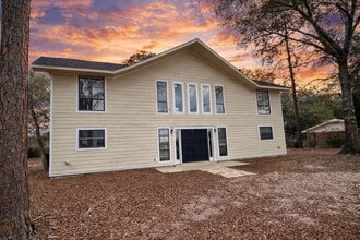 Building Photo - 770 Lakeview Dr