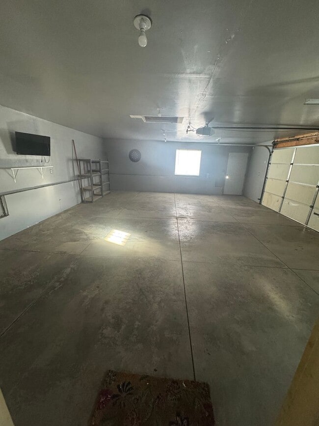 Building Photo - Beautiful 4 bedroom, 2 bathroom House