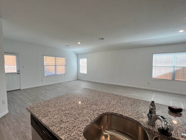 Building Photo - Spacious 4-Bedroom, 3-Bath Energy-Efficien...