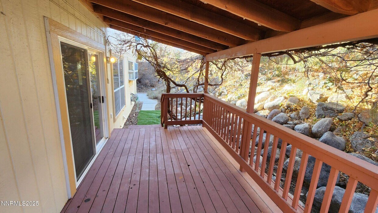 Foto del edificio - 943 Edgecliff Dr