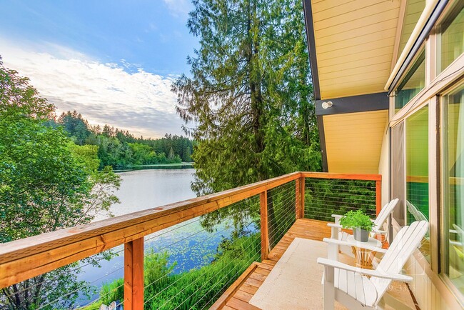 Building Photo - Stunning Lake Front