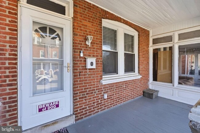 Foto del edificio - 211 E Poplar St