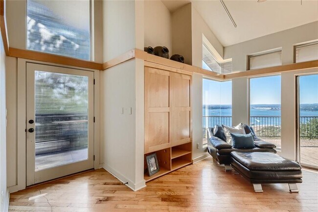 Building Photo - 13910 Skyline Dr