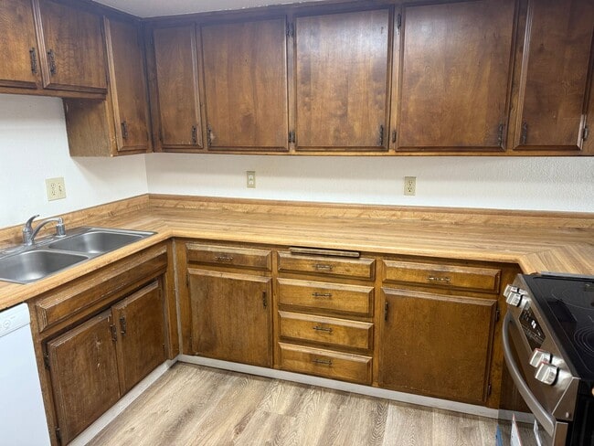 Building Photo - 2 Bedroom 1 bath Duplex