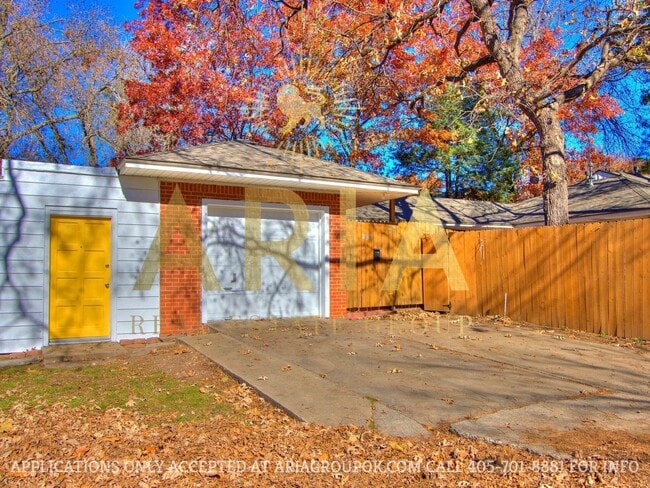 Building Photo - *COMING SOON!* UPDATED 3 BED/2 BATH DUPLEX...