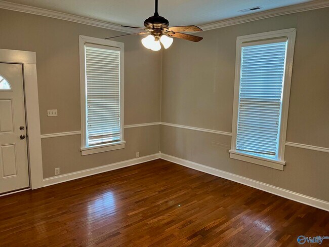 Foto del edificio - 809 Halsey Ave NE