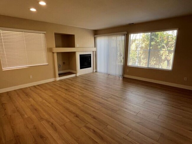 Foto del edificio - Central Fremont Single Family Gem has bran...