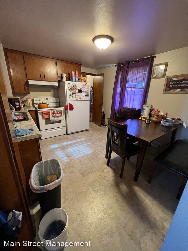 Building Photo - 2 br, 1 bath House - 240 N Locust St.