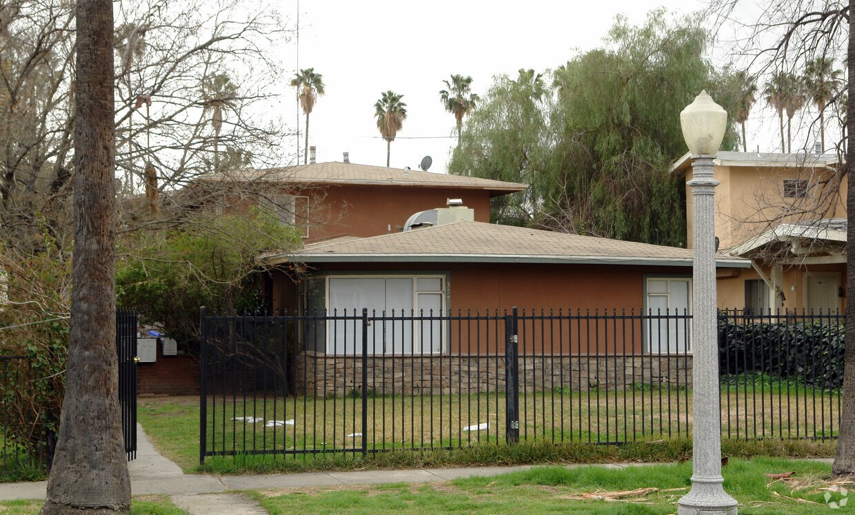 Primary Photo - 377 W 17th St