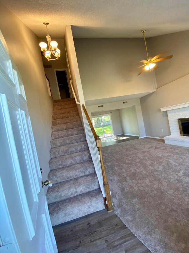 Building Photo - 560 W Southampton Dr
