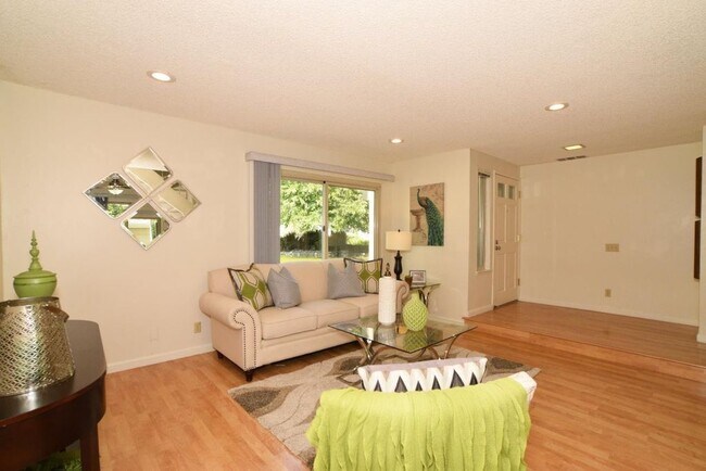 Building Photo - Spacious 1400sf, 3 Bed 2.5 Bath Townhouse ...