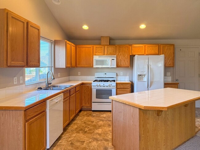 Foto del edificio - Single Level Home with Gas Fireplace, Fenced Yard, Garage ~ 2641 Hoodoo