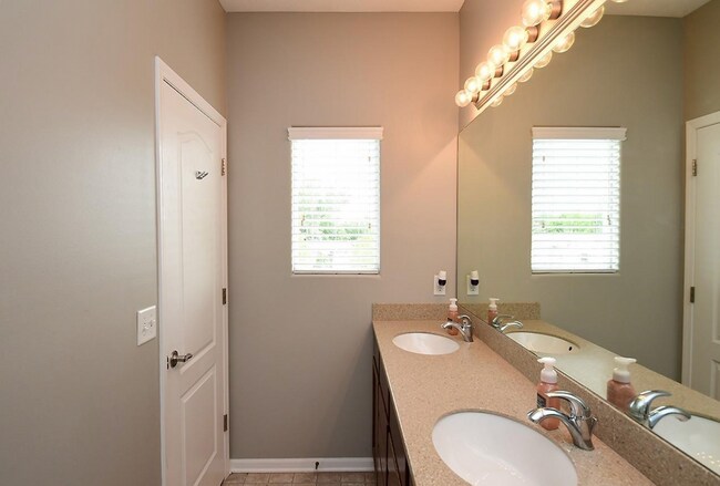 Foto del edificio - Beautiful & Spacious 4 Bedroom In Northwes...