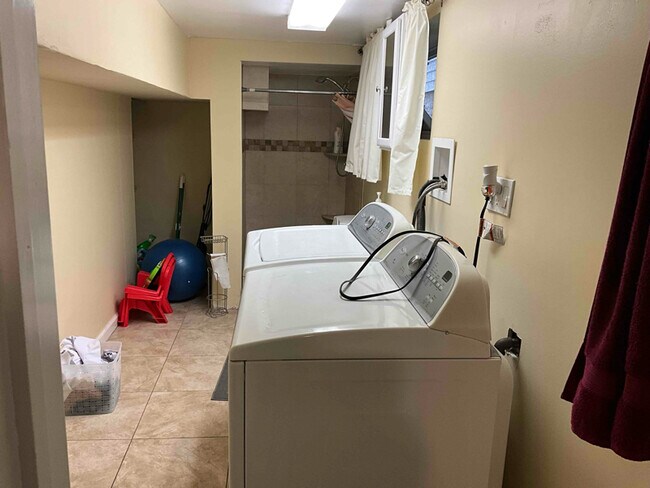 Foto del edificio - 619 Centre St