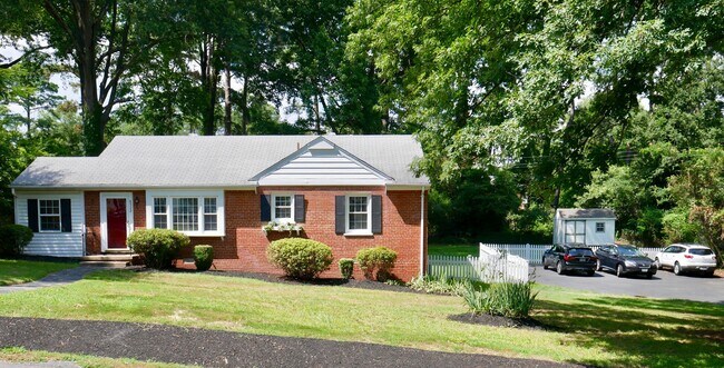 Building Photo - Beautiful 3 Bedroom, 2 Bathroom House Avai...