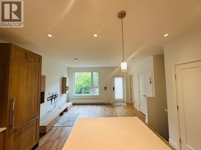 Building Photo - 525 E 2nd St