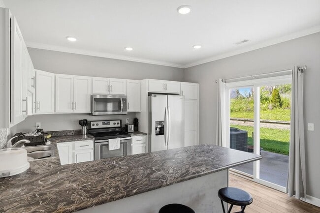 Building Photo - 5209-5211-5211 Silver Mill Dr