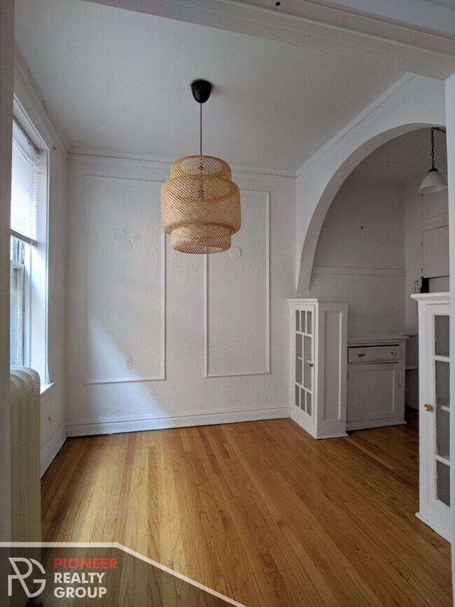 Building Photo - 432 W Surf St