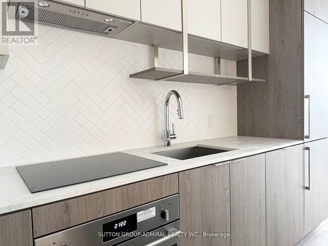 Building Photo - 15 Holmes Ave