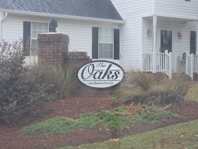 Building Photo - 3 bedroom, 2 bath home in a great area nea...