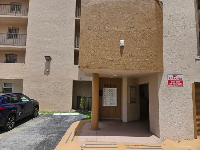 Building Photo - 8889 Fontainebleau Blvd