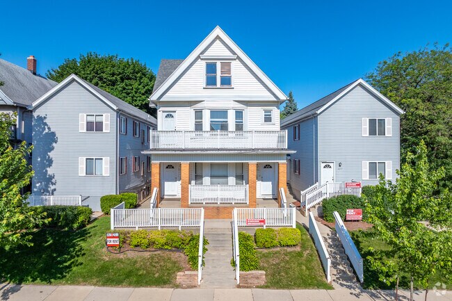 Fotografía del edificio - 3373 N Oakland Ave