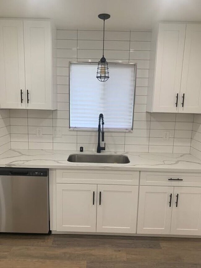 Foto del edificio - Home for Rent in Rosemont Park – Sacramento!