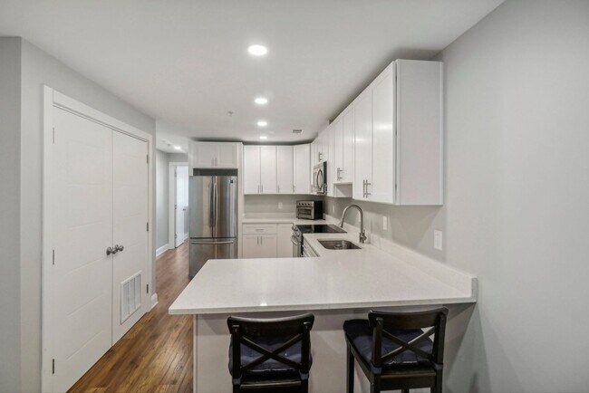 Foto del edificio - Modern 2-Bedroom with In-Unit W/D on Georg...
