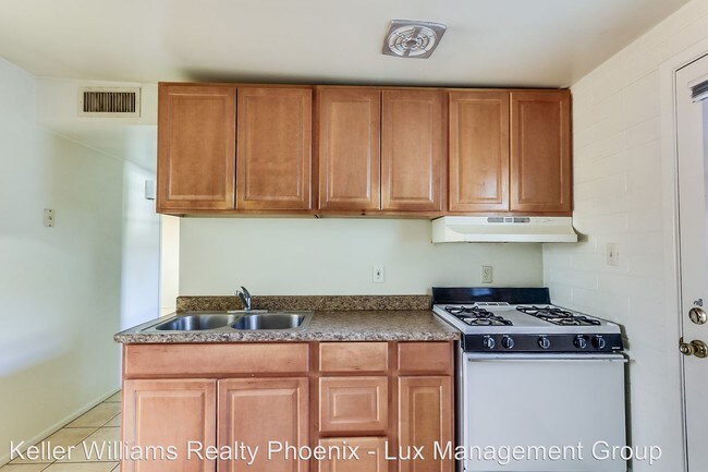 Building Photo - 909 S Kenwood Cir