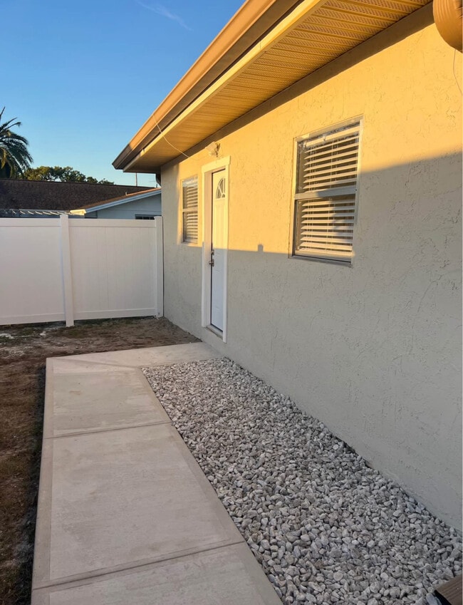 Building Photo - 7605 Bergamot Dr