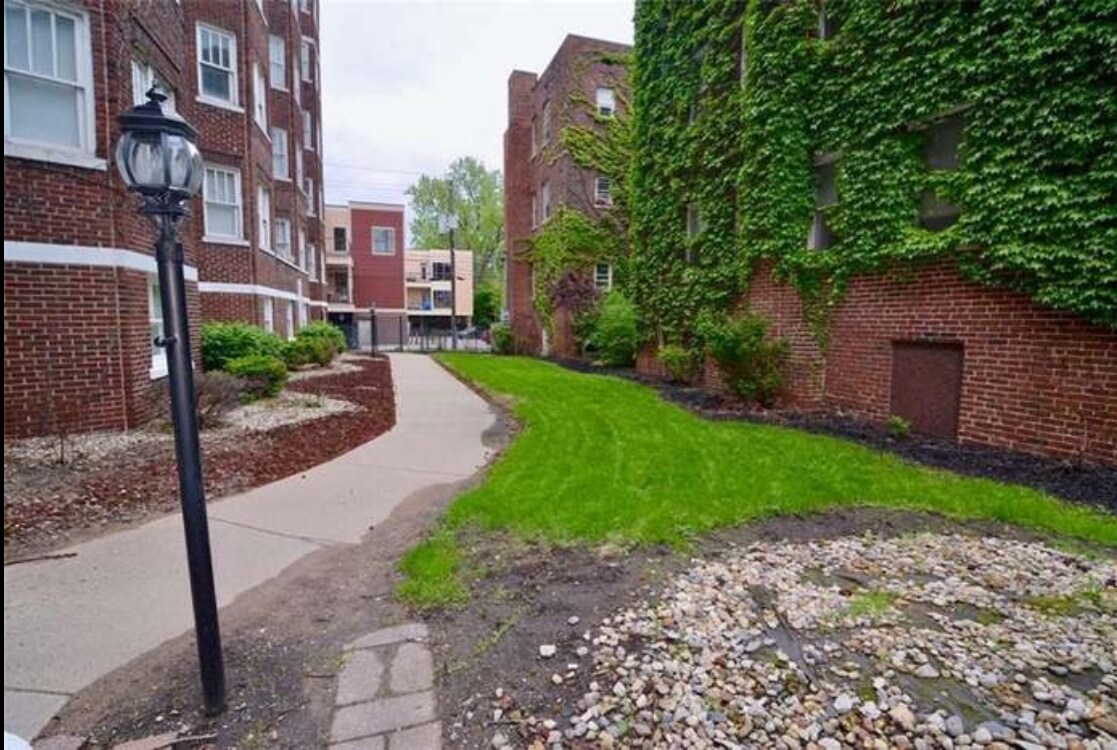Foto principal - 230 E 9th St