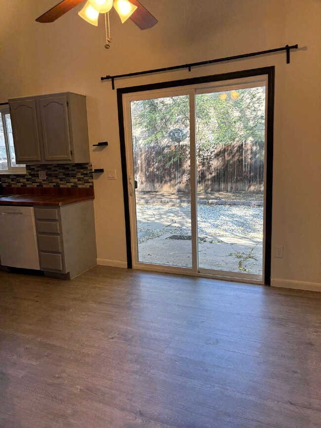 Building Photo - 2 bedroom duplex - Bennett