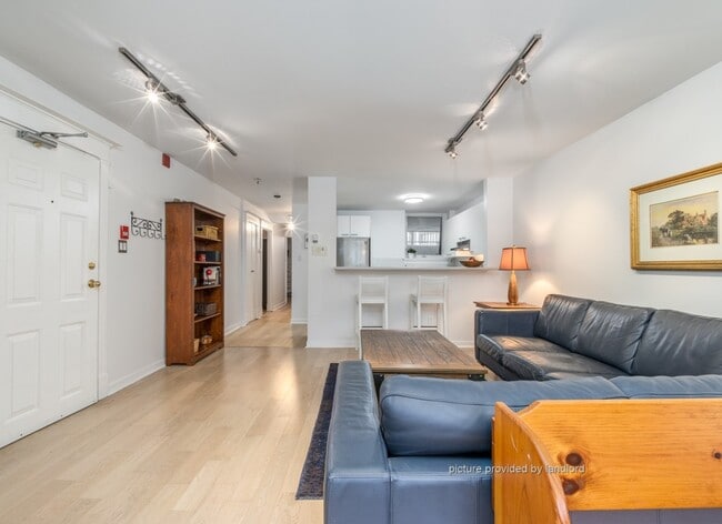 Building Photo - Renovated 2 Bedroom Unit!