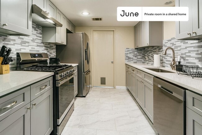 Building Photo - Private bedroom in 4 bed/2 bath Home