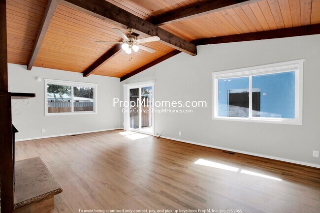 Foto del edificio - Fully Updated Home in Aloha - Large Yard!