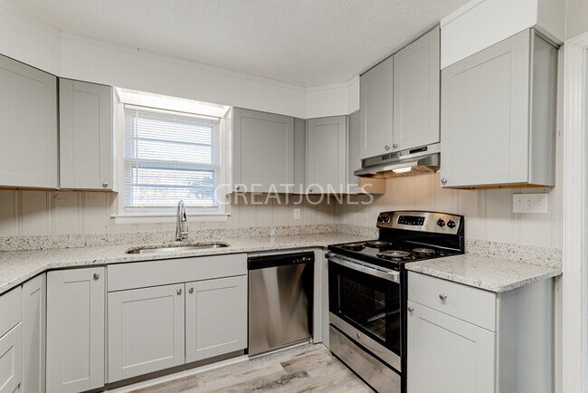 Building Photo - SIGN LEASE BY 2/28 AND GET $250 OFF FIRST ...