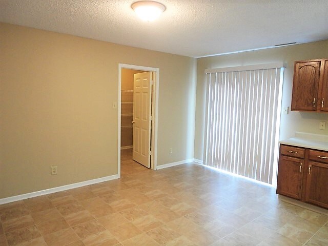 Foto del edificio - 13898 Meadow Lake Dr