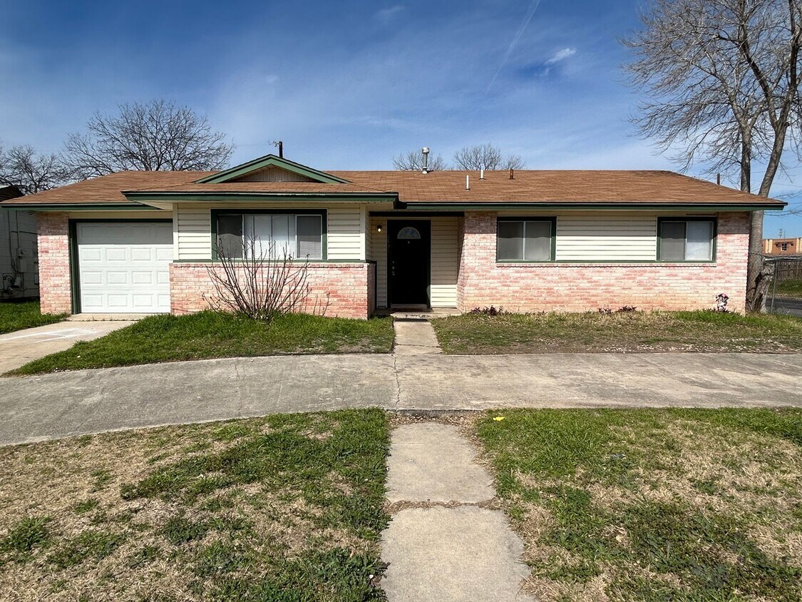Foto principal - AVAILABLE NOW! 4 Bedroom / 2 Bath Home Nea...