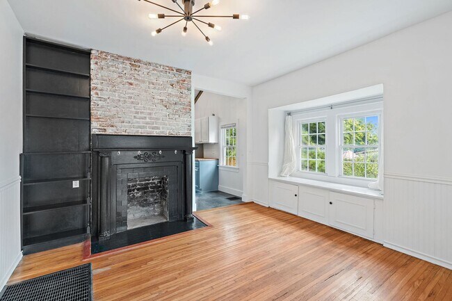 Foto del edificio - Adorable East Nashville Cottage w/ HUGE Fully-Fenced backyard!