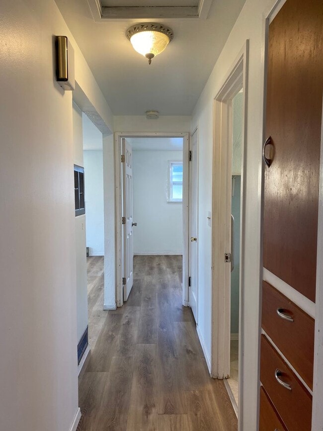 Building Photo - 2 Bedroom 1 Bath Home