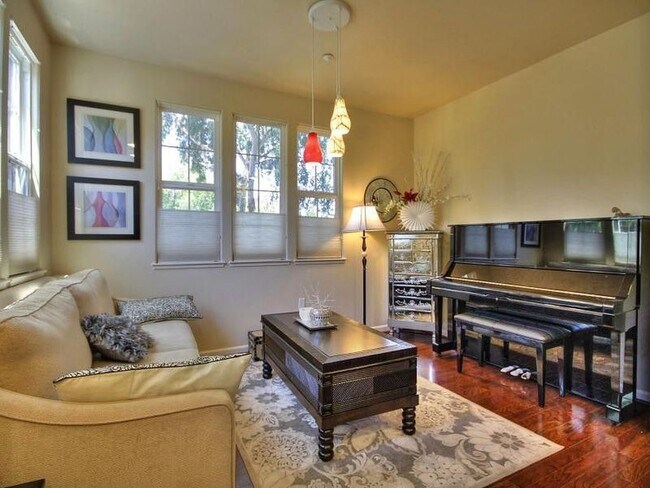 Building Photo - Pleasanton  Vineyard Downtown 3+office/2.5ba w/2 car garage!