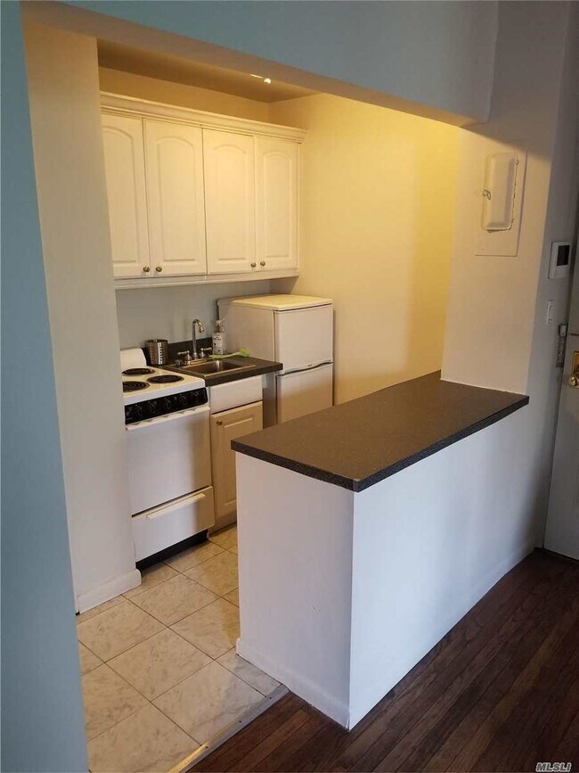 Building Photo - 420 W 46th St