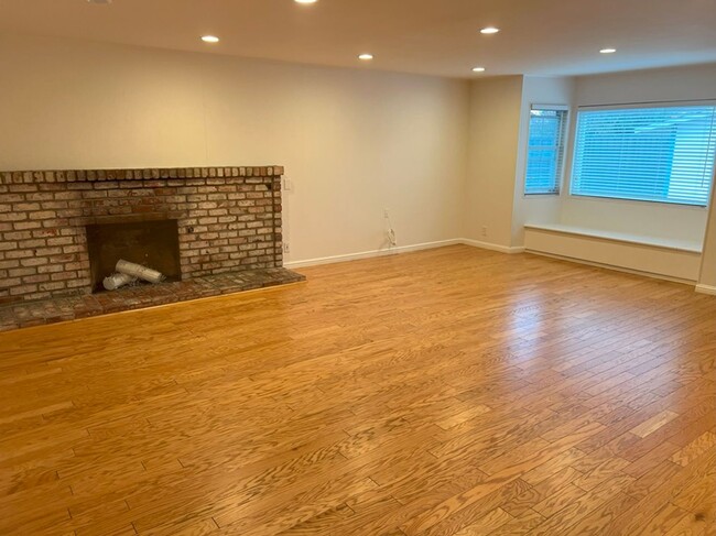 Building Photo - BEAUTIFUL SPACIOUS HOME WITH HARDWOOD FLOO...