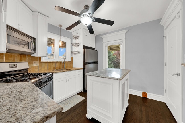 Building Photo - 5446 S Oak Park Ave